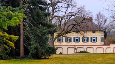 Blick vom Schlosspark auf das Pfarrhaus